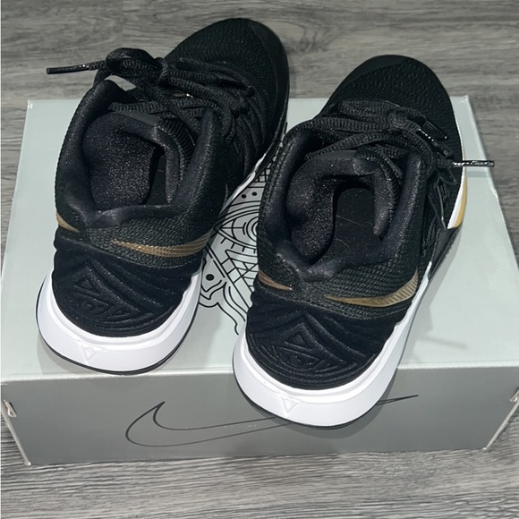 KYRIE 5 (GS) Basketball Shoe - Picture 3 of 10